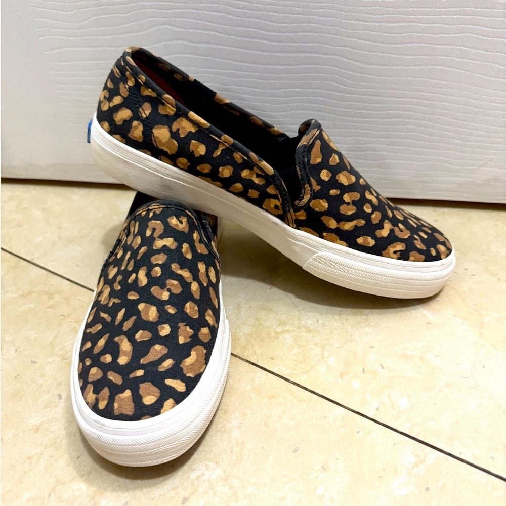 Keds NWOB 6.5 slip on tennis shoes size